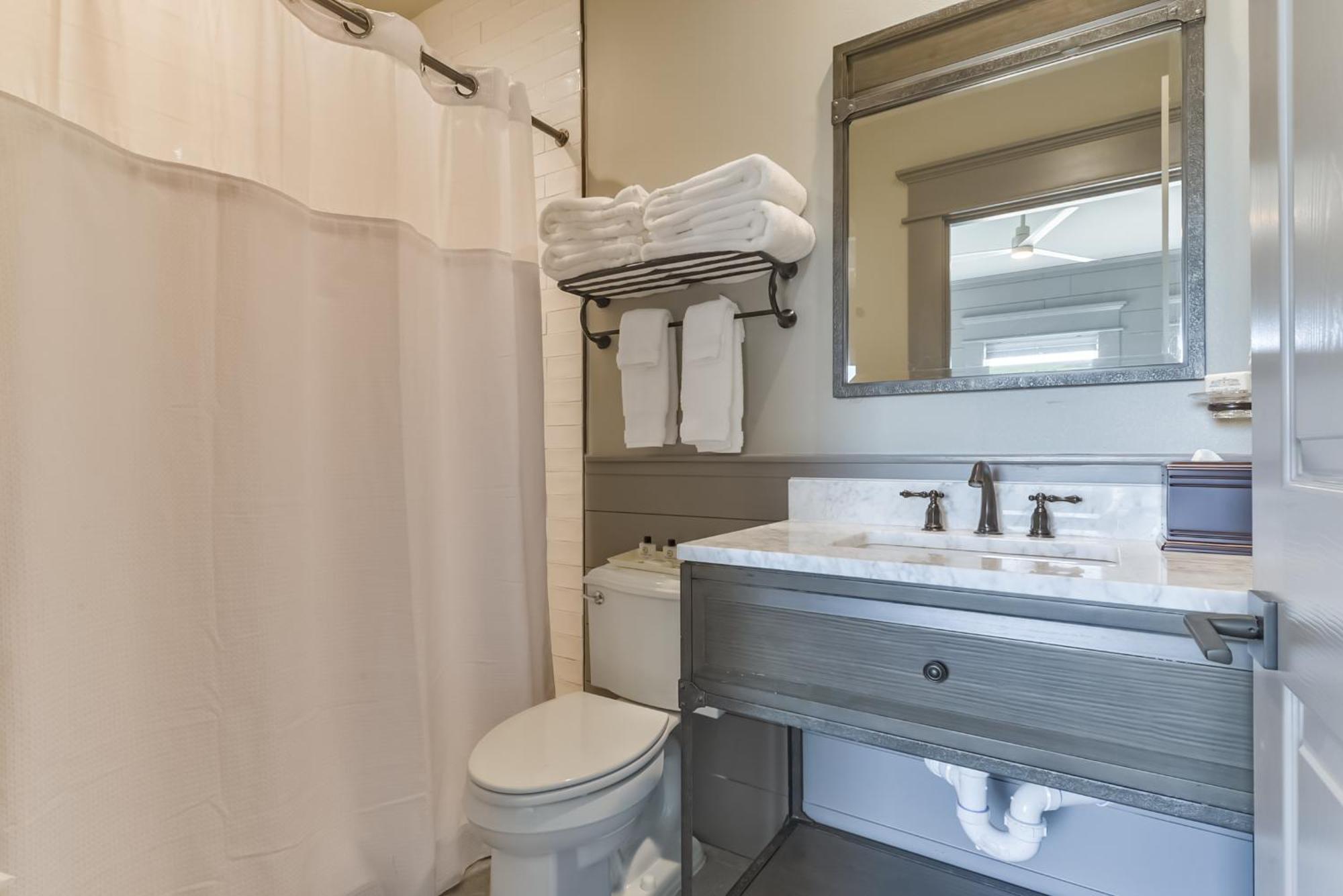 Harborwalk Lodge Hitchcock Екстер'єр фото